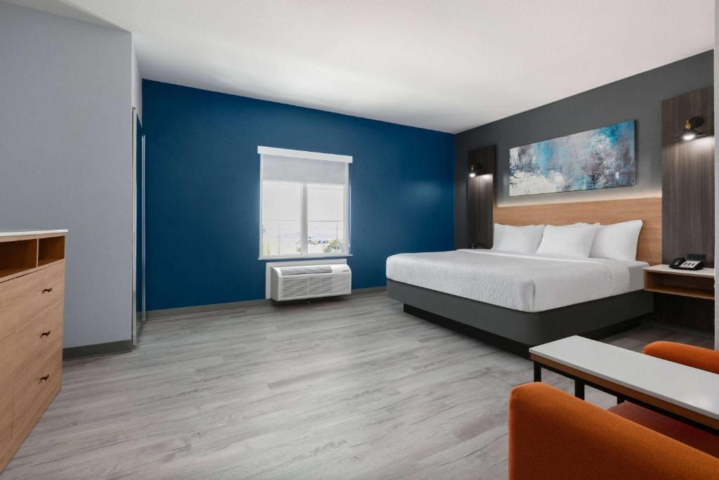 La Quinta Inn & Suites by Wyndham Ft Worth-Burleson photo