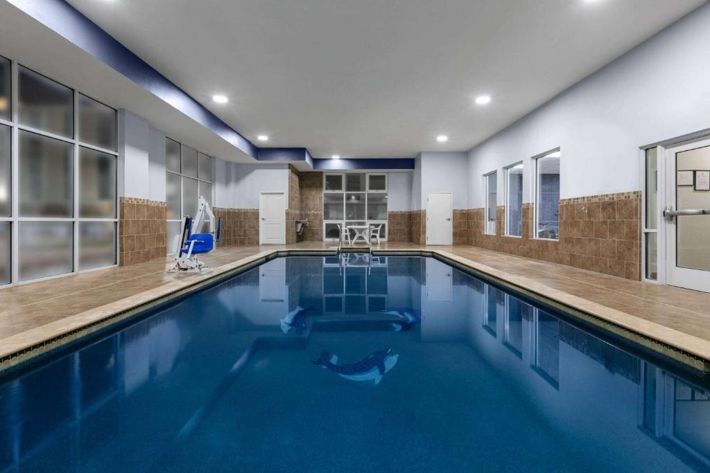 La Quinta Inn & Suites by Wyndham Ft Worth-Burleson photo