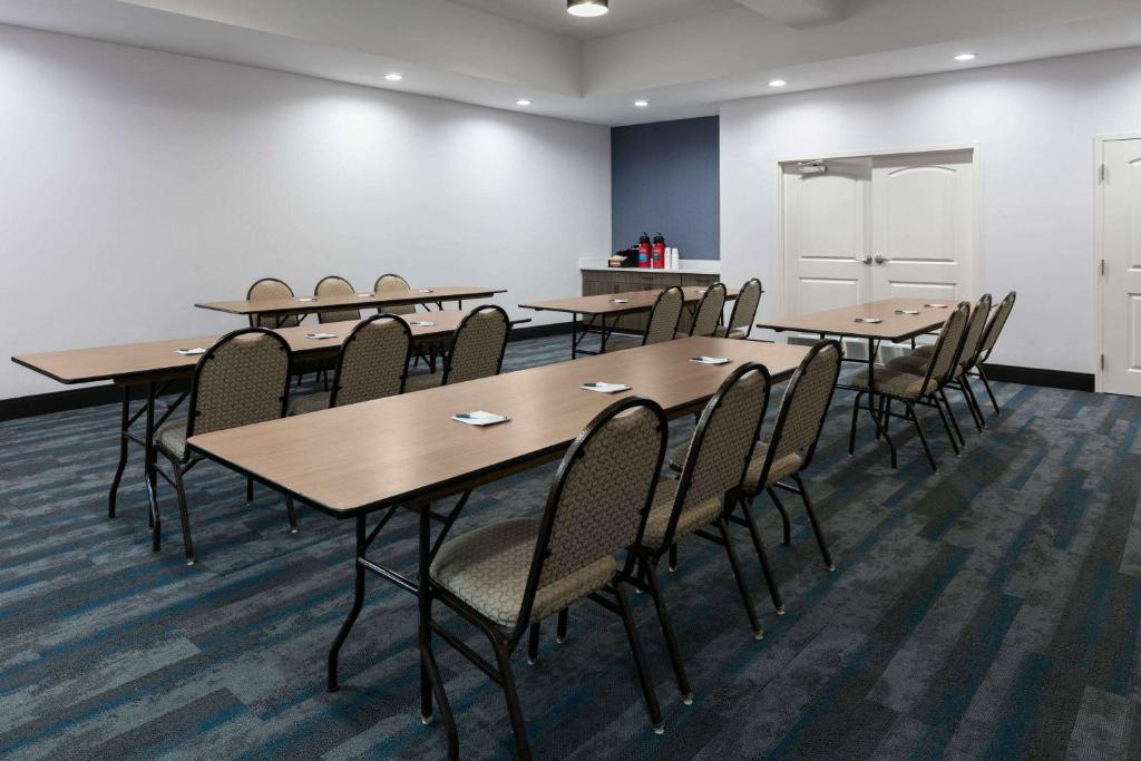 La Quinta Inn & Suites by Wyndham Ft Worth-Burleson photo