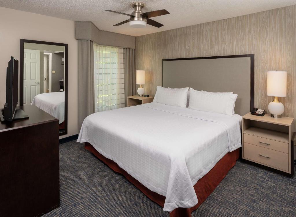 Homewood Suites by Hilton Chicago - Schaumburg - 一居室国王套房配沙发床和壁炉
