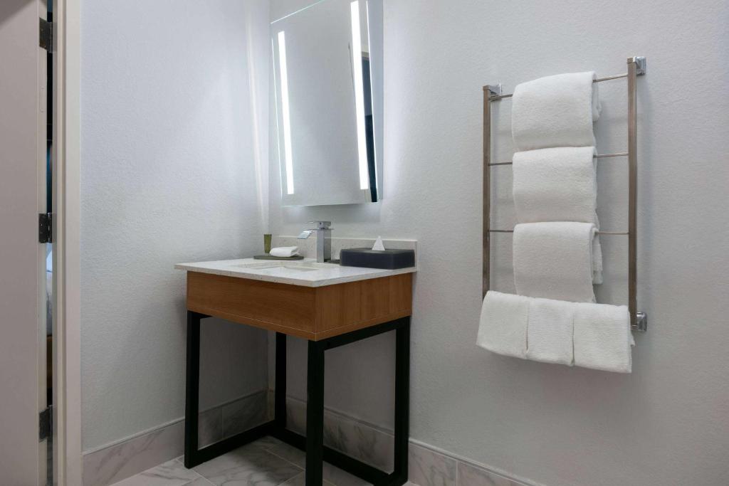 La Quinta Inn & Suites by Wyndham Ft Worth-Burleson - Room Ejecutivo King - Acceso A Movilidad/no Fumar
