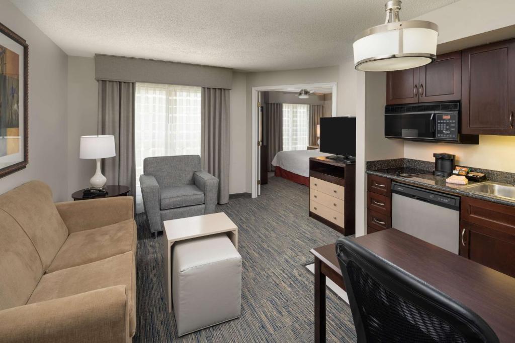 Homewood Suites by Hilton Chicago - Schaumburg - 带沙发床的特大室 - 可访问的听力