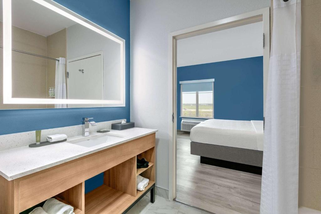 La Quinta Inn & Suites by Wyndham Ft Worth-Burleson photo