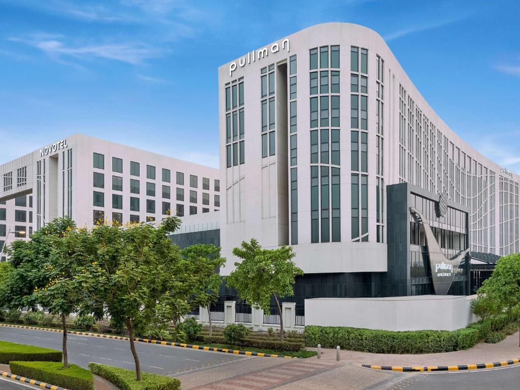 a revestimiento de un edificio en Pullman New Delhi Aerocity- International Airport en Nueva Delhi