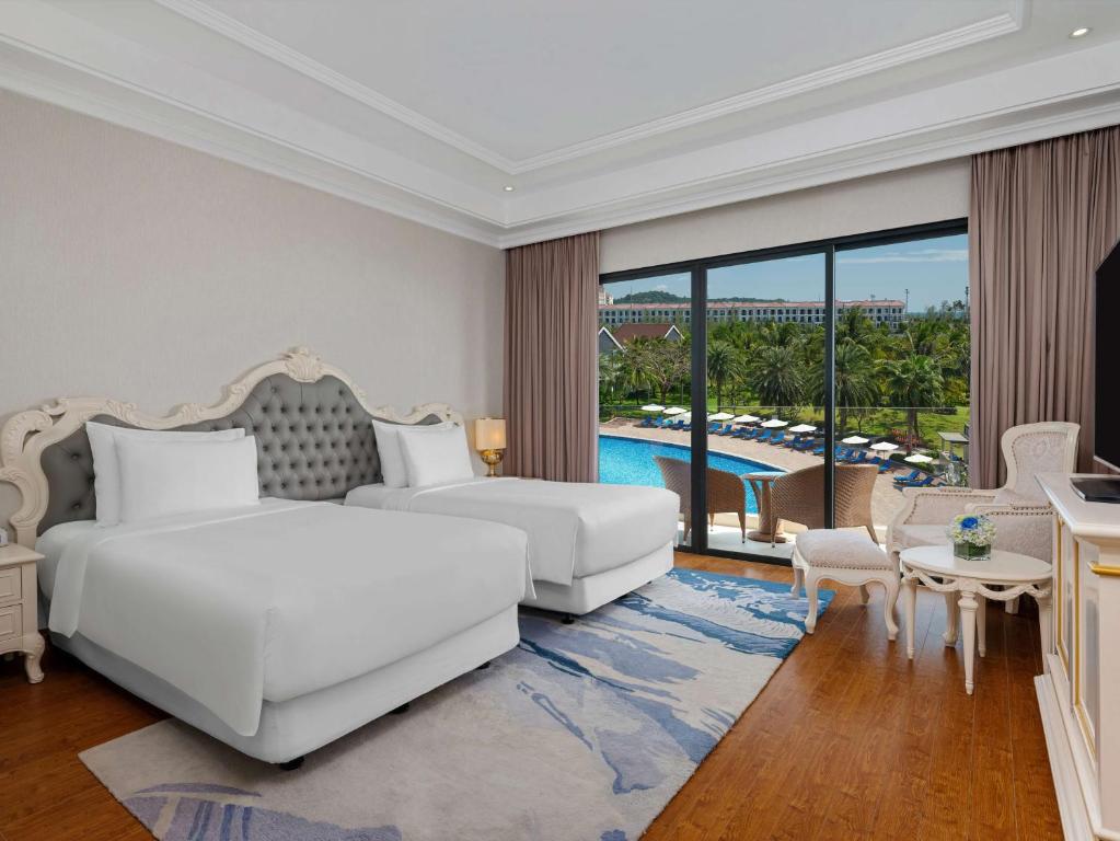 Phòng Deluxe Nhìn Ra Hồ Bơi