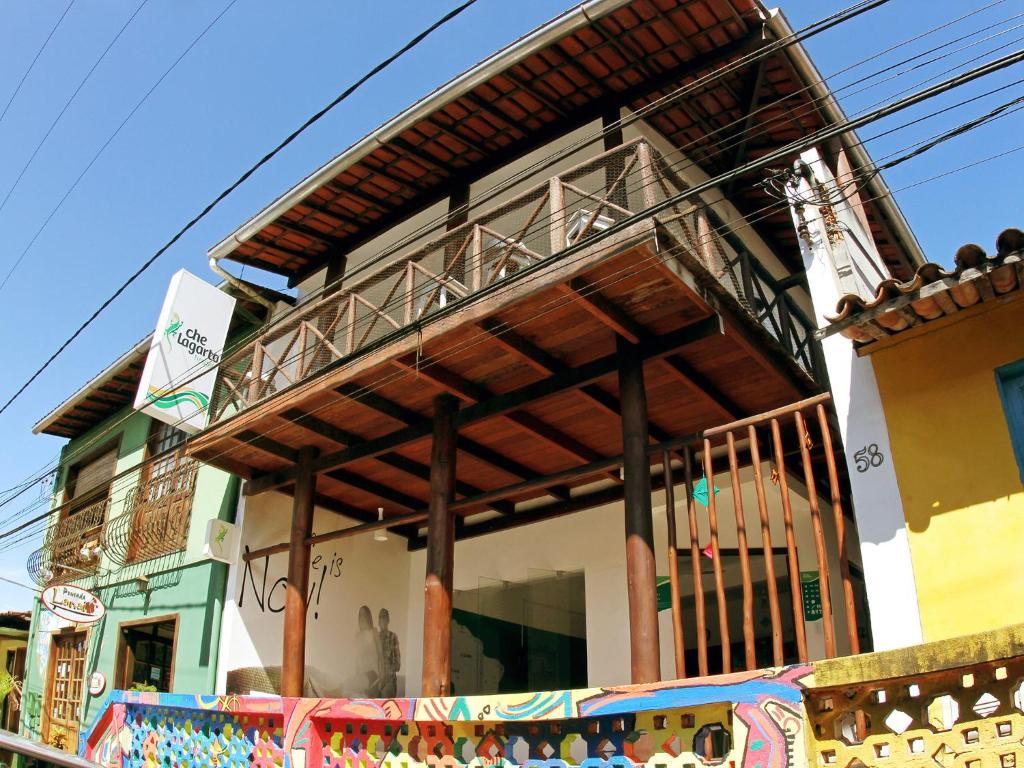 um edifício com uma varanda em cima em Che Lagarto Hostel Itacaré em Itacaré