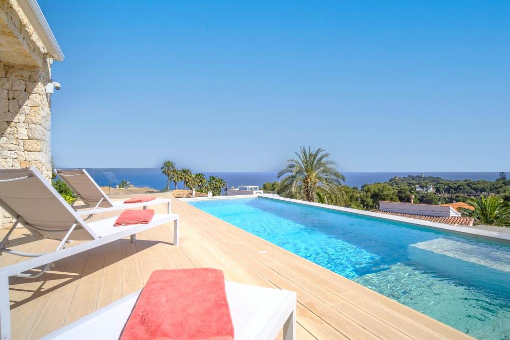 Bazén v ubytovaní Villa Panoramique Javea by Rock Rentals alebo v jeho blízkosti