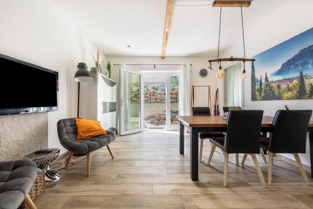 Μια τηλεόραση ή/και κέντρο ψυχαγωγίας στο Ai Colli garden relax apartment