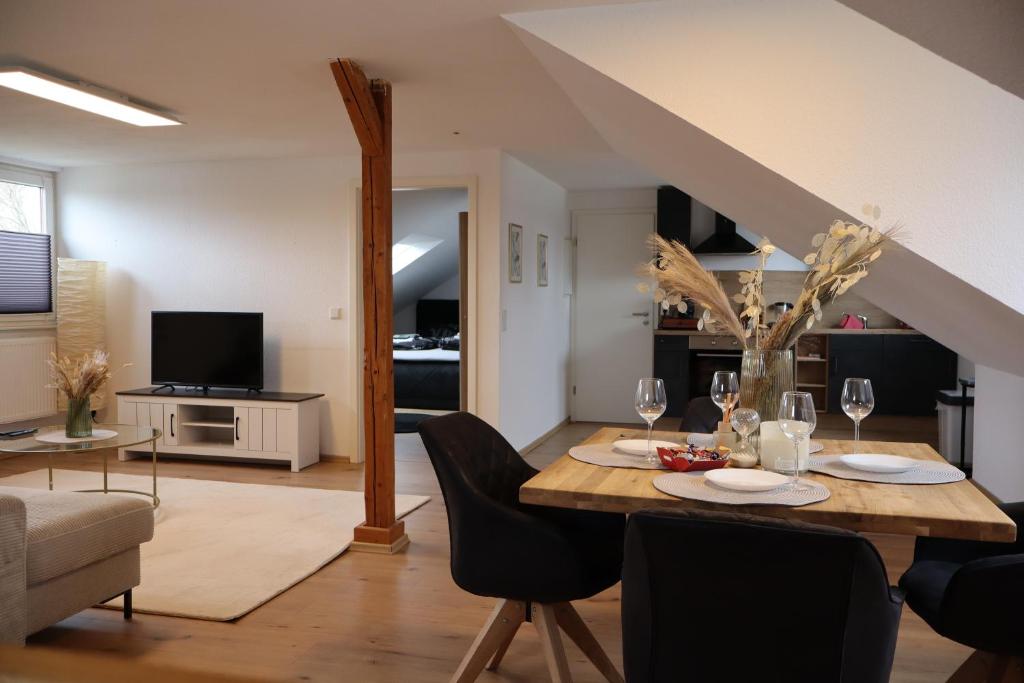 a living room with a dining room table and a living room at Hirsch24- 4 Personen Apartment in Lippstadt