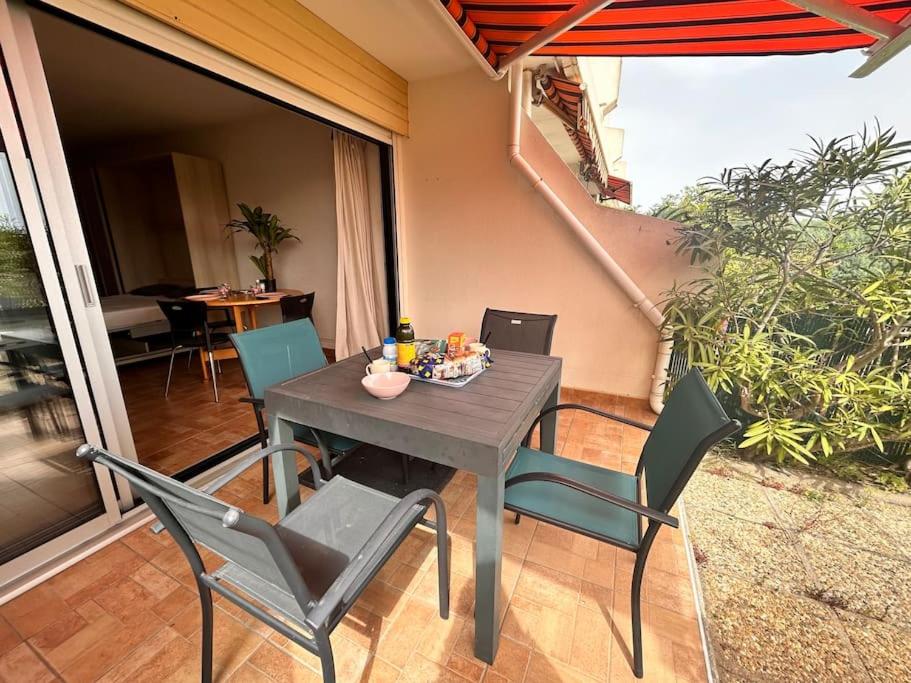 Photo de la galerie de l'établissement Studio - Les pieds dans l'eau & à proximité des commerces., au Grau-du-Roi