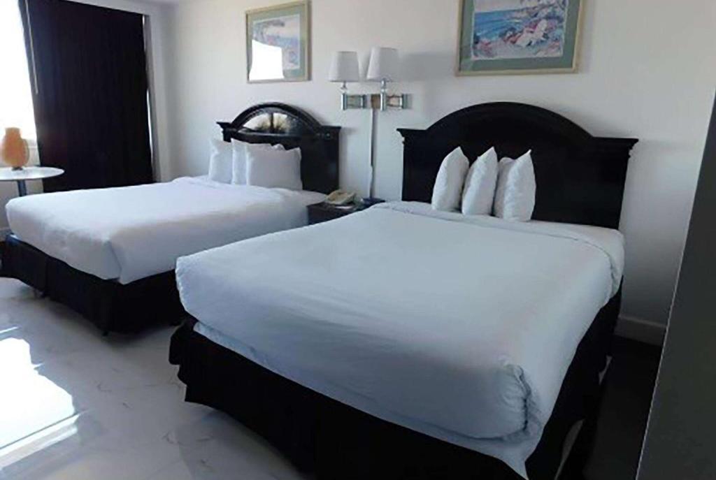 Postel nebo postele na pokoji v ubytování Ramada by Wyndham North Bergen