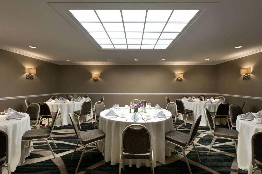 Posezení v ubytování DoubleTree by Hilton New York-LaGuardia
