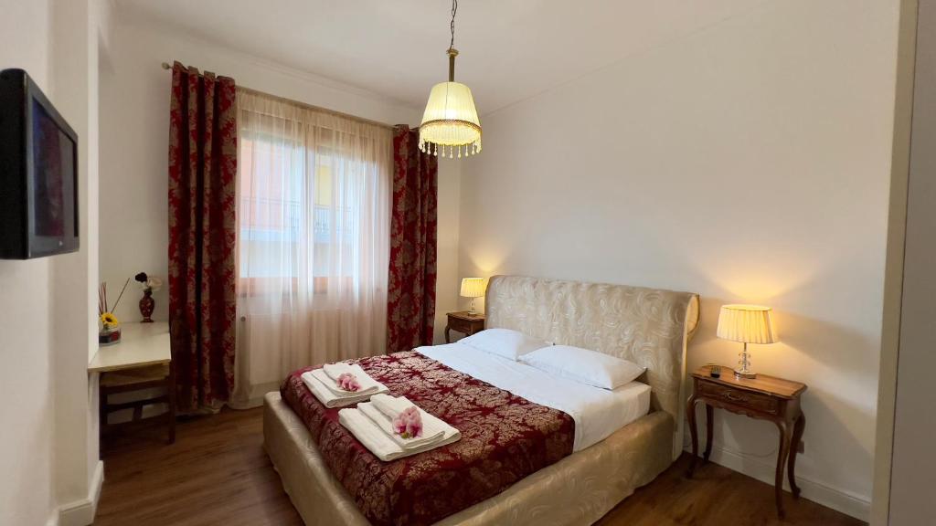 een slaapkamer met een bed met twee handdoeken erop bij Bellaria II in Rapallo