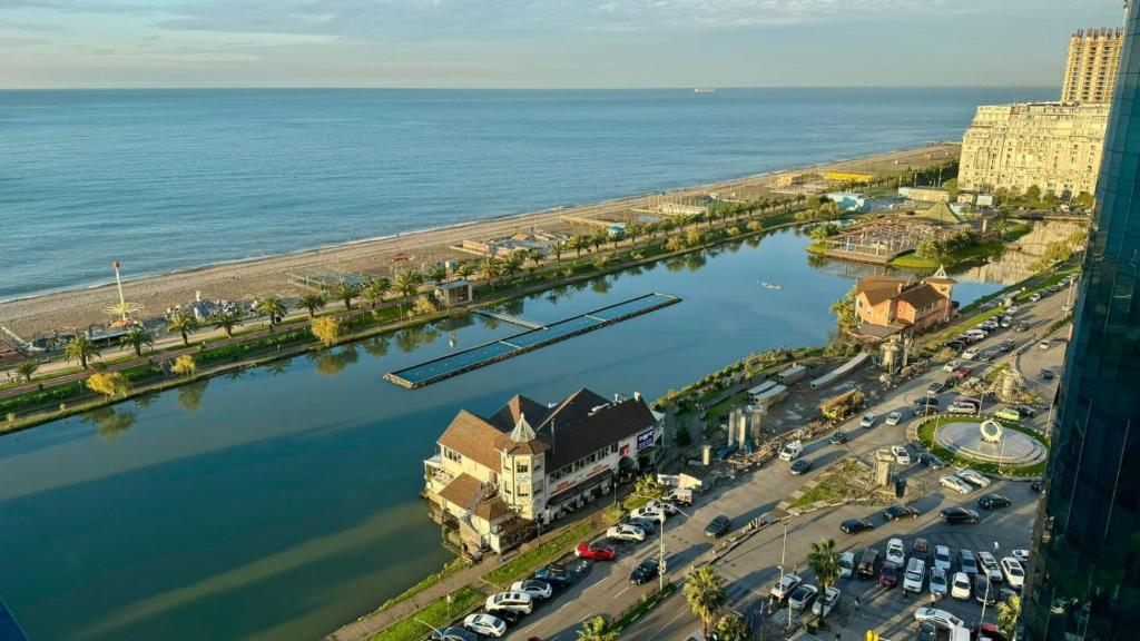 une vue aérienne sur une ville avec un port de plaisance dans l'établissement Double room sea view, à Angisa