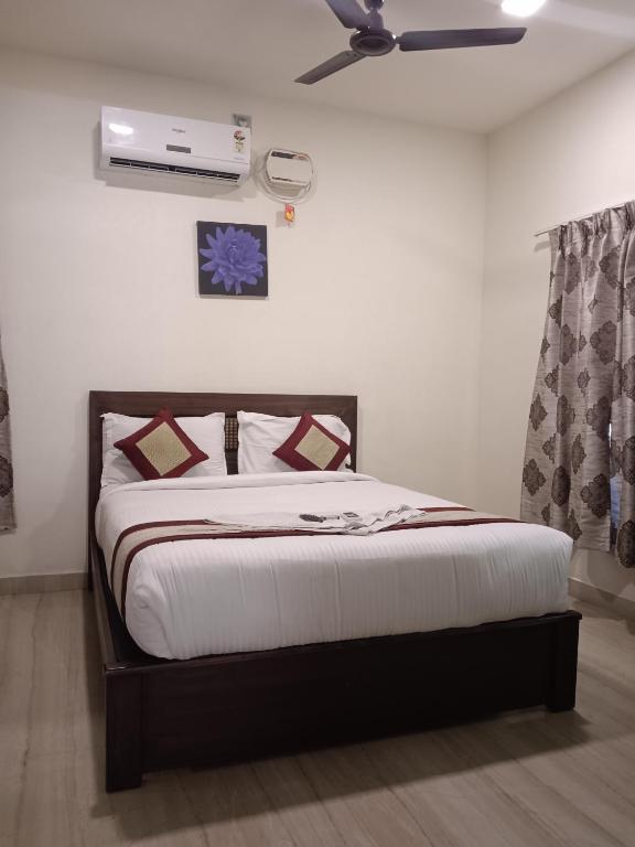 Iris Comfort Inn - Deluxe Room (2 Adults + 1 Child)