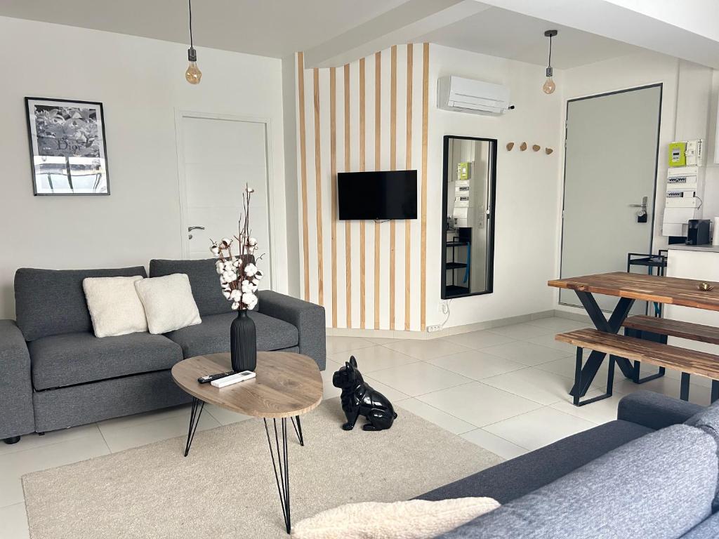 un salon avec un canapé et une table dans l'établissement Chic in Paris - Oberkampf, à Paris