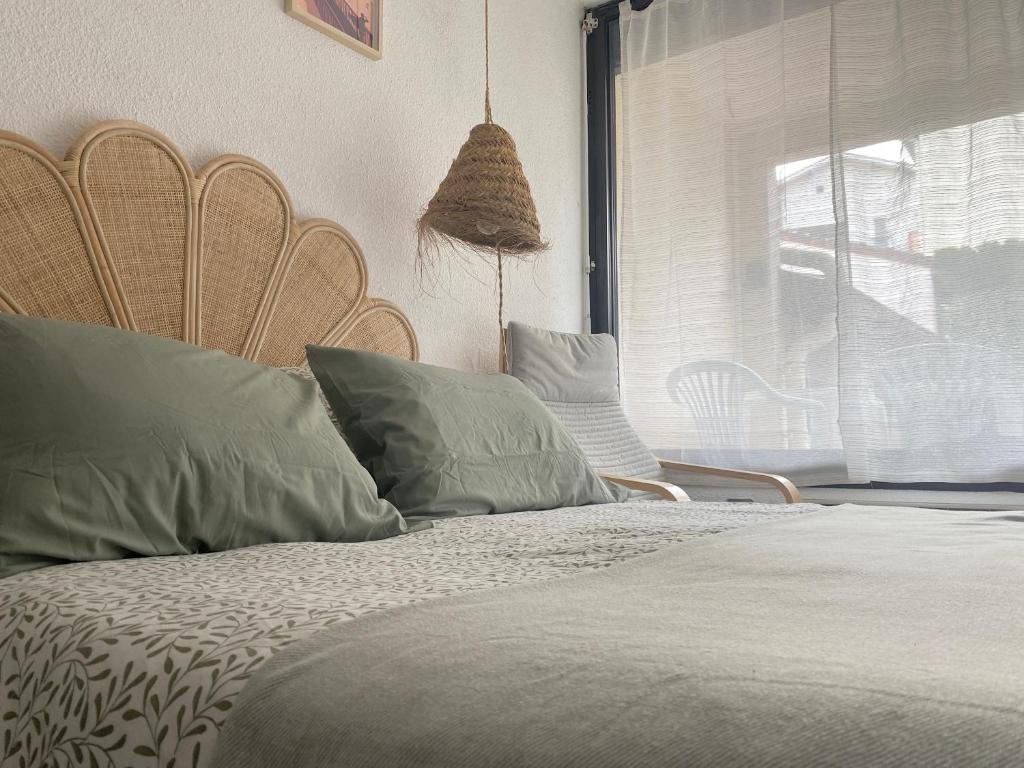 A bed or beds in a room at Studio avec espace extérieur privatif - DAX