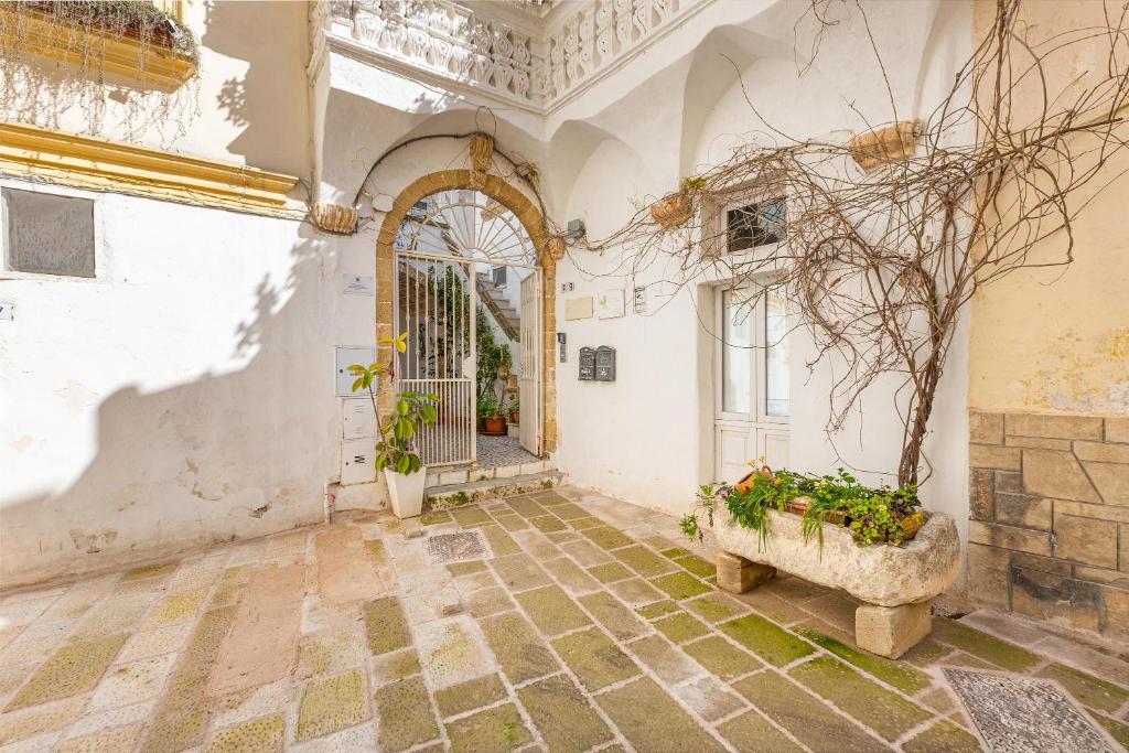 an entrance to a building with an archway and plants at Clara Domus in Gallipoli