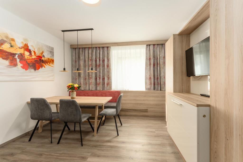 eine Küche und ein Esszimmer mit einem Tisch und Stühlen in der Unterkunft Linz SUNNY in Linz