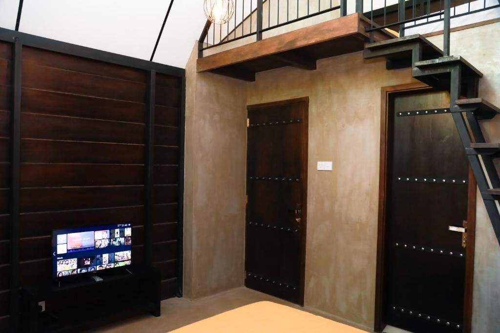 TV a/nebo společenská místnost v ubytování Eco Knuckles Holiday Lodge