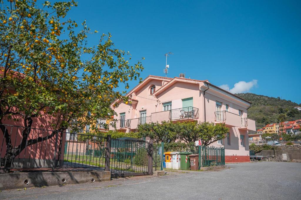 ピエトラ・リーグレにあるCasa Vacanze Ferrandoのピンクの家