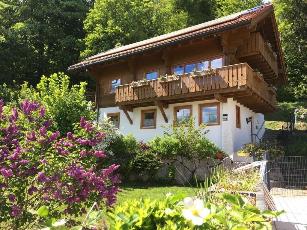 ein Haus mit einem Balkon und einigen Blumen in der Unterkunft Ferienhaus Sankt Peter in Wittenschwand