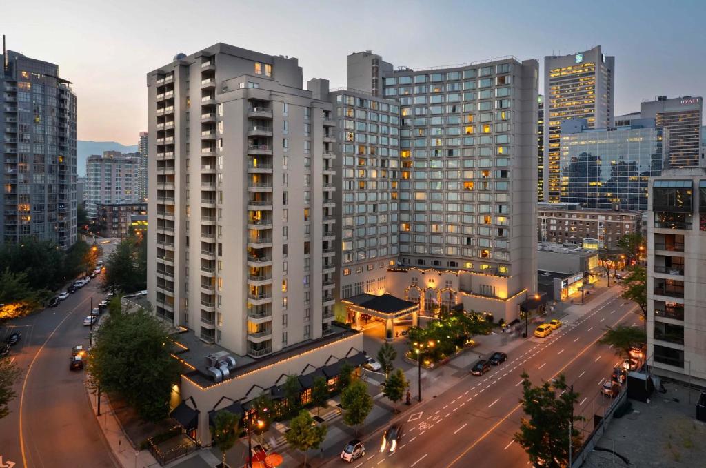 uma vista aérea de uma cidade com edifícios altos em La Grande Residence at the Sutton Place Hotel em Vancouver