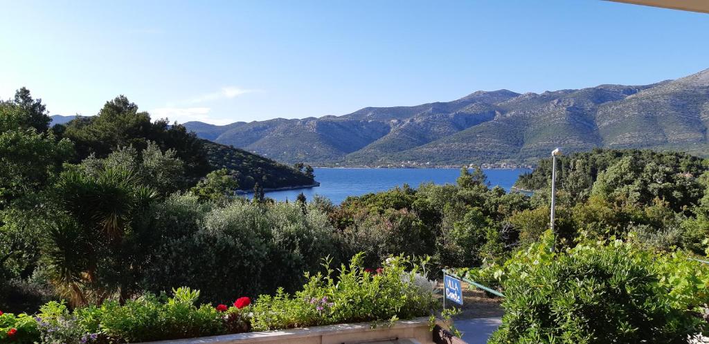 einen Blick auf einen See mit Bergen im Hintergrund in der Unterkunft Villa Conte in Korčula