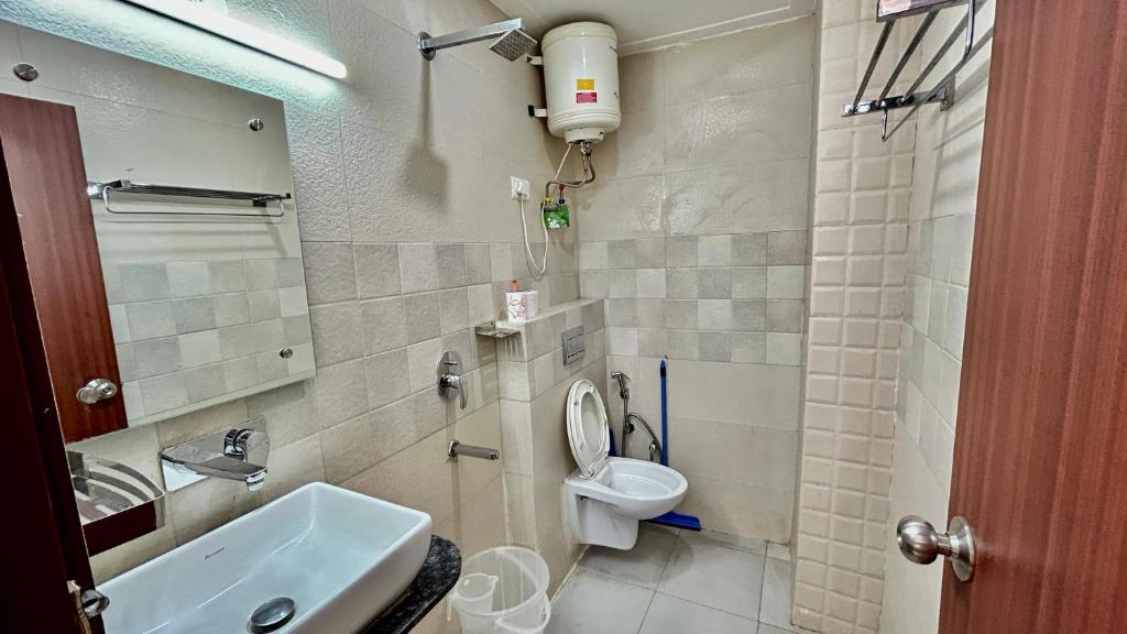 Koupelna v ubytování Aura Luxury Studio I Couple Friendly I Near Golf Course Road, Sector 57, Gurgaon