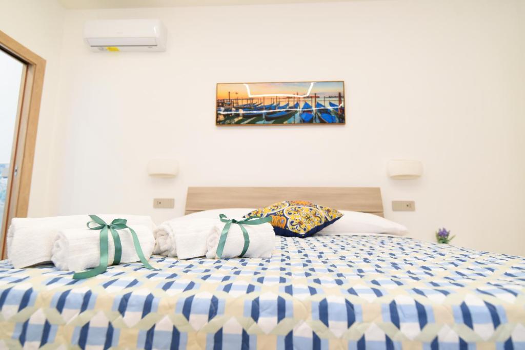 1 dormitorio con 1 cama con sábanas azules y blancas en Acunto's Homes, en Agerola