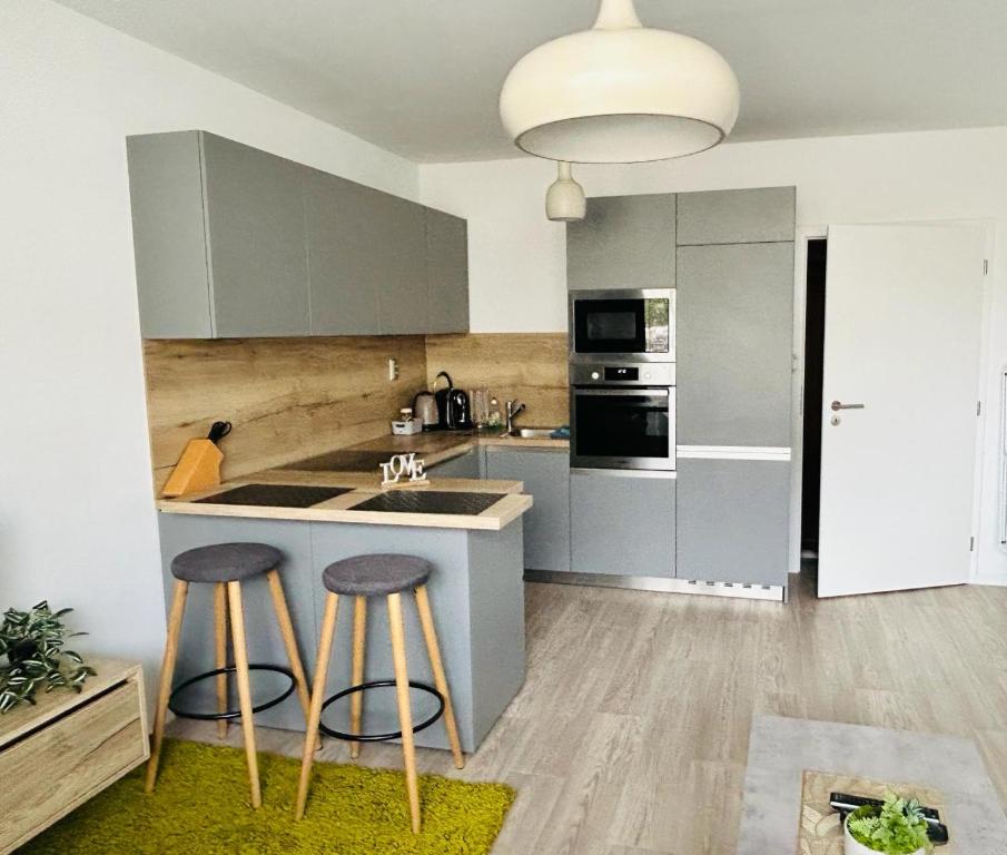 Kuchyňa alebo kuchynka v ubytovaní Krásny útulný byt s balkónom a parkovaním!