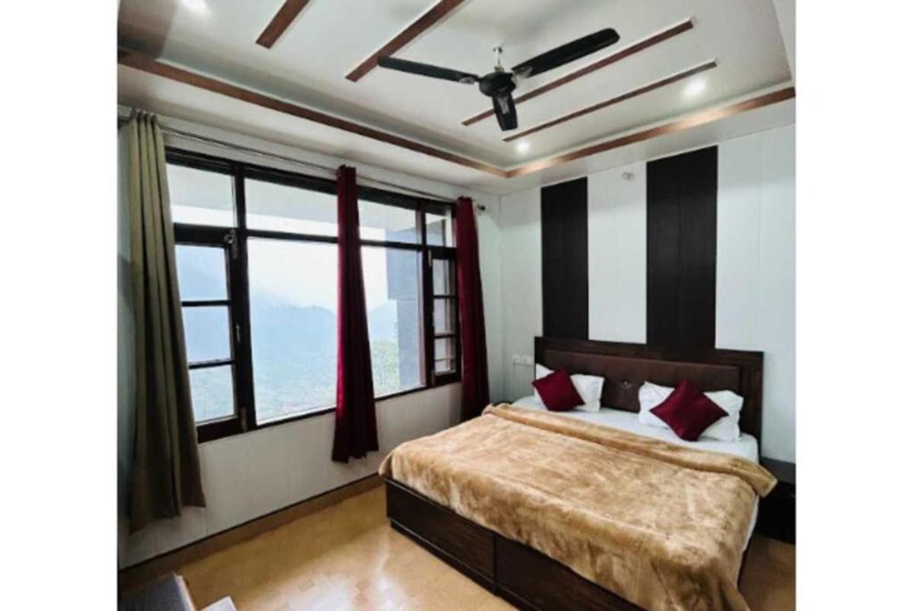 Hotel Maya Mussoorie - Near Mall Road - Luxury Room - Excellent Customer Service tesisinde bir odada yatak veya yataklar