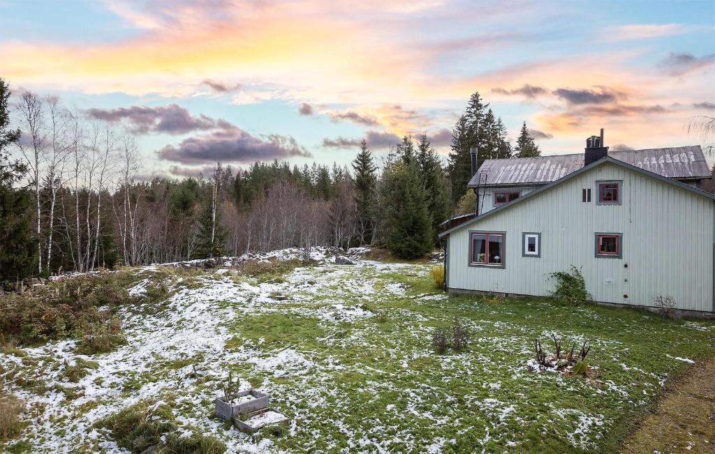 Ein weißes Haus auf einem schneebedeckten Feld in der Unterkunft Awesome Home In Ullnger With Kitchen in Ullanger