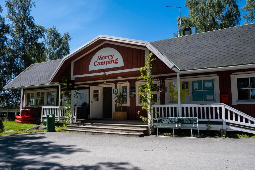 un campement de secours avec un banc devant lui dans l'établissement Merry Camping, à Merikarvia