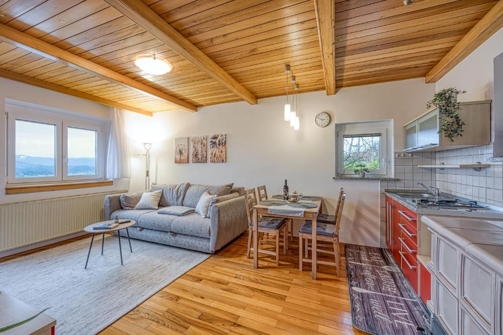 - un salon avec un canapé et une table dans l'établissement Lovely Cottage Tilka - Happy Rentals, à Novo Mesto