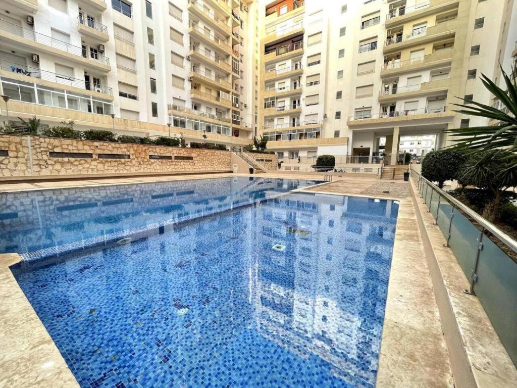 een groot zwembad in het midden van een gebouw bij Luxury appart securise avec piscine in Agadir