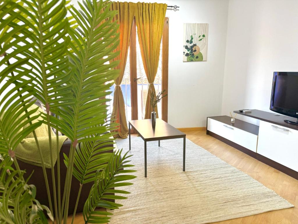 sala de estar con mesa y planta en Wave Apartments, en Villajoyosa