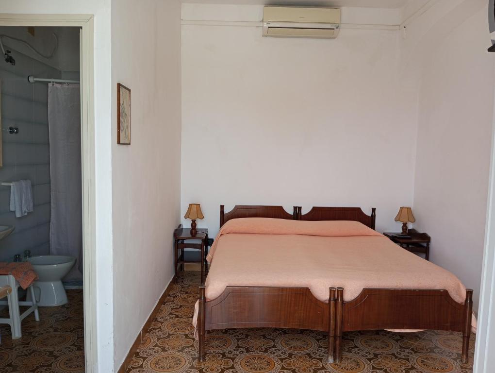 een slaapkamer met een bed en een badkamer bij Casa La Perla in Ischia