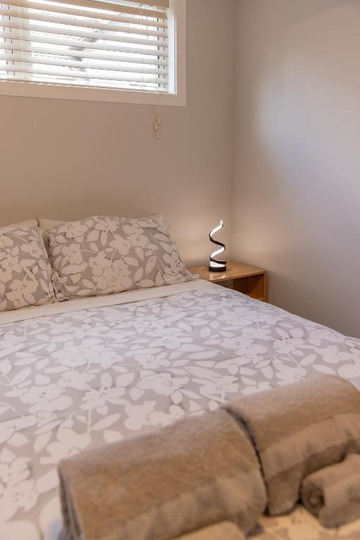 Back Garden Flat with Free On Street Parking and Fiber WIFI - 15 mins to Ferry, Stadium, CBD - Resim 6