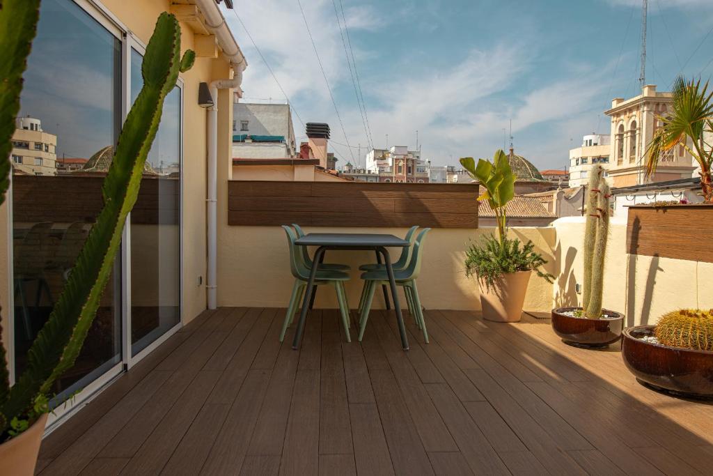 a patio with a table and chairs on a balcony at SingularStays Roger de Flor in Valencia