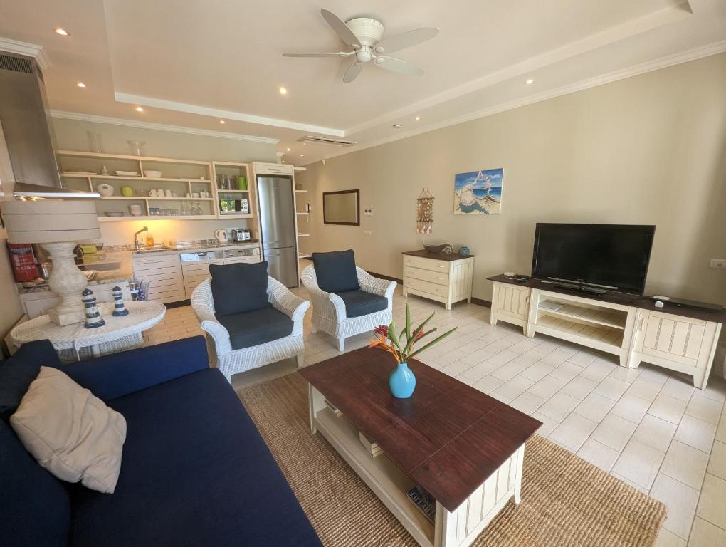 TV a/nebo společenská místnost v ubytování Island View Apartment by Simply-Seychelles