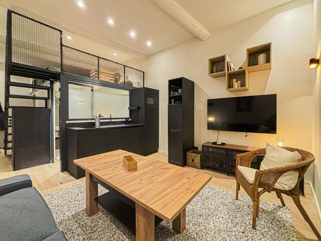 un salon avec une table basse et une télévision dans l'établissement Old Town - 4 pers, Wifi, AC, à Nice