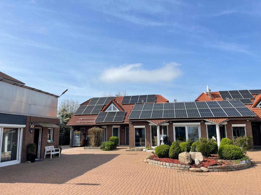 eine Reihe von Häusern mit Sonnenkollektoren auf den Dächern in der Unterkunft Modern House Gehrden in Gehrden