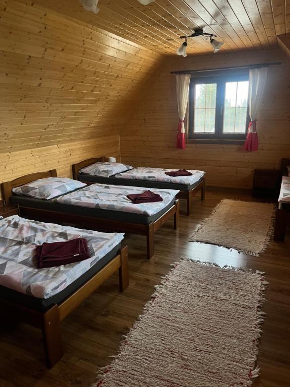 Posteľ alebo postele v izbe v ubytovaní Drevenica u Mateja Fajku