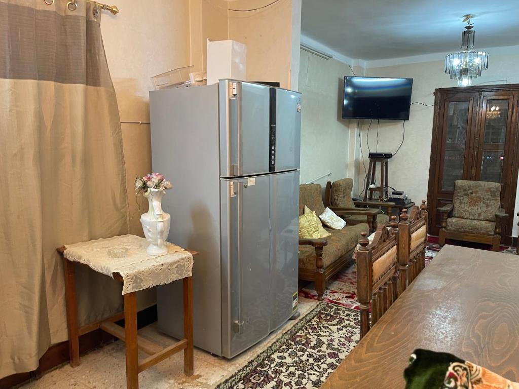 una cucina con un grande frigorifero in un soggiorno di Elnoras city ismailia a Ismailia
