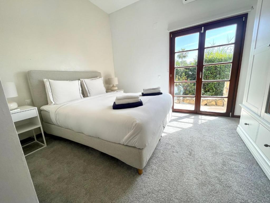 Postel nebo postele na pokoji v ubytování Luxury 3 bed Villa with Heated Pool - Nueva Andalucía