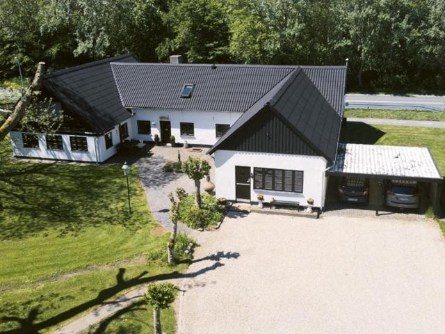 eine Luftansicht eines weißen Hauses mit schwarzem Dach in der Unterkunft (id075) Ø. Tovrupvej 1 in Esbjerg