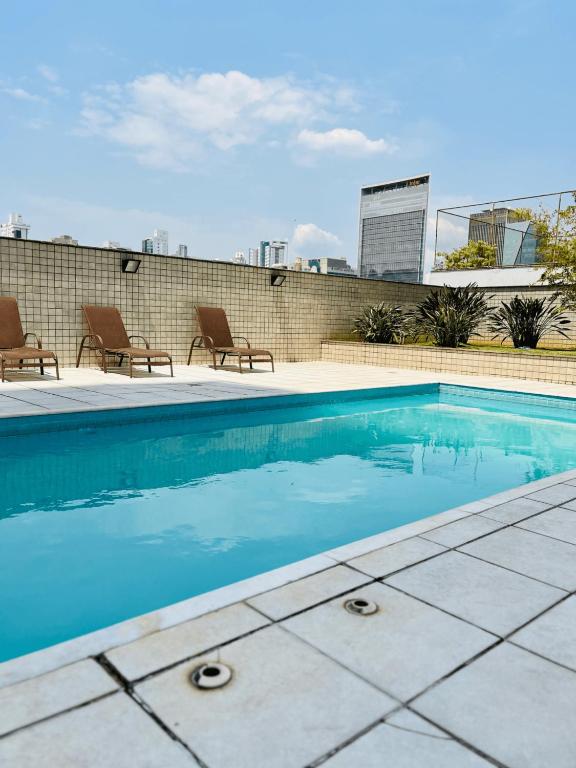 a swimming pool on top of a building at LK Barro Preto 8 in Belo Horizonte