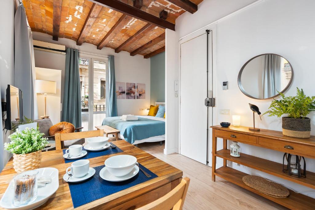 un soggiorno con tavolo da pranzo e una camera da letto di Lodging Apartments Barceloneta Beach Studio 12 a Barcellona
