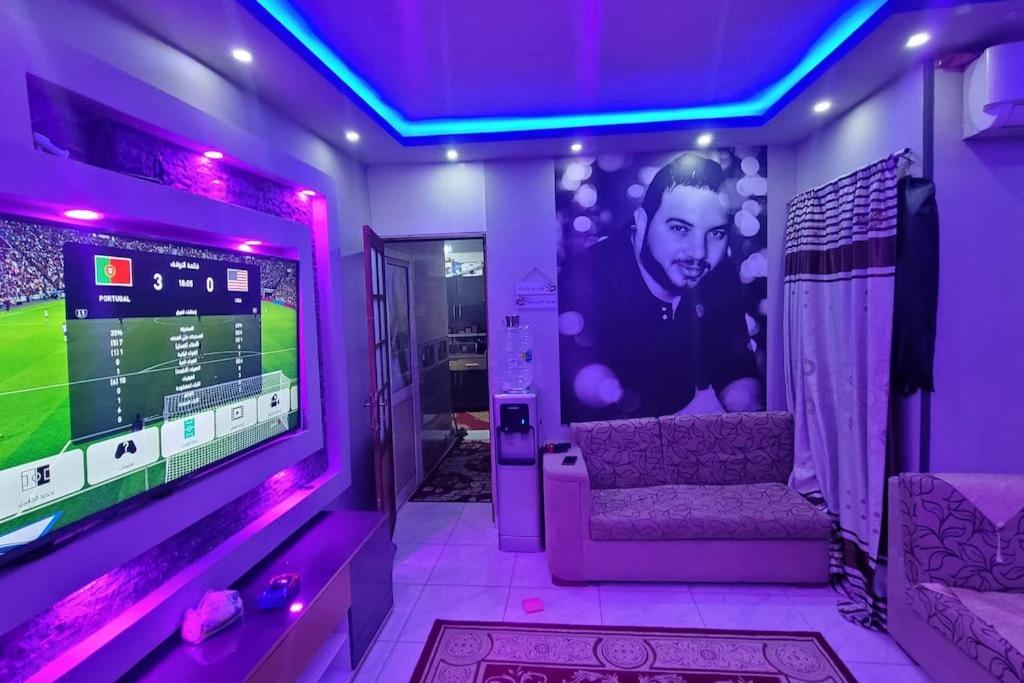 una sala videogiochi con TV e console per videogiochi di استديو غرفة نوم و ريسبشن و روف تراس a Il Cairo